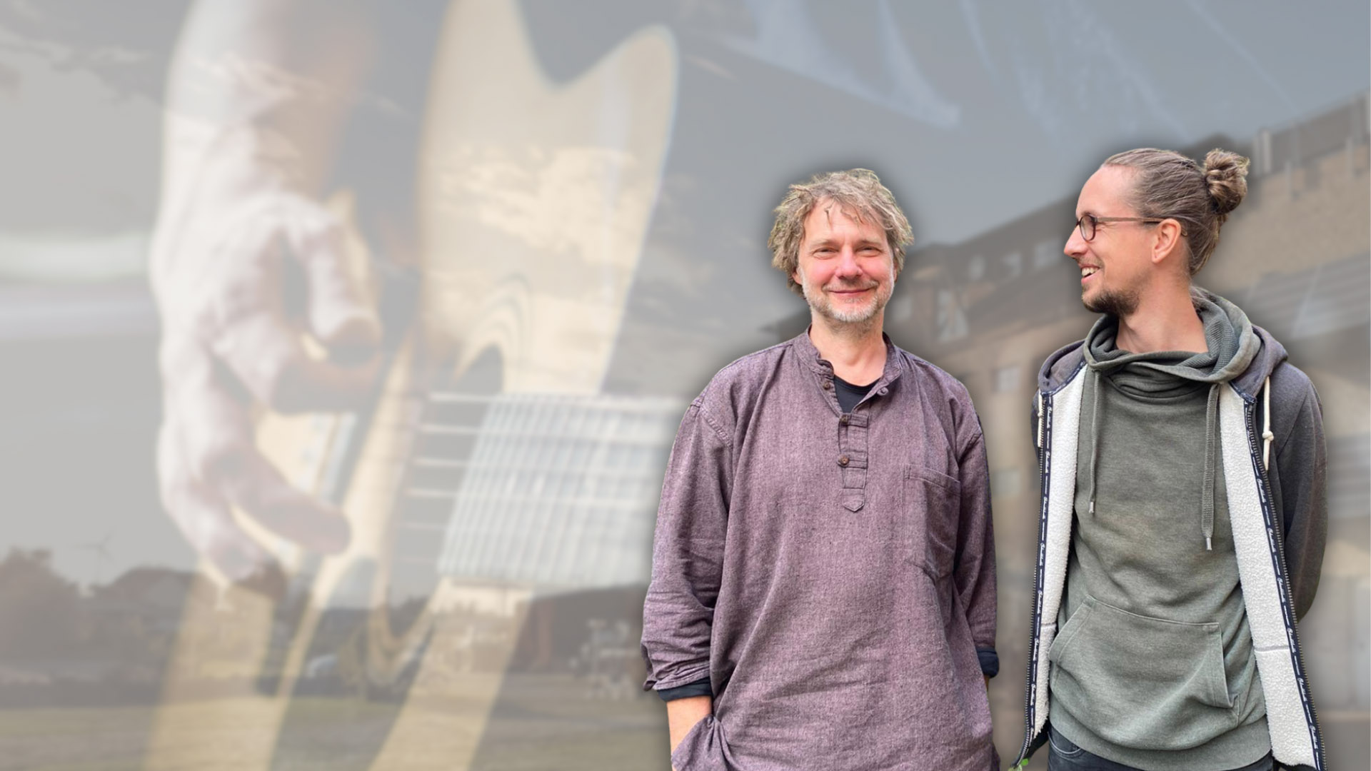 Die Liedermacher Maik Pistiak und Dennis Adam in einer Fotomontage mit dem Ökospeicher und einer Gitarre als Hintergrund.