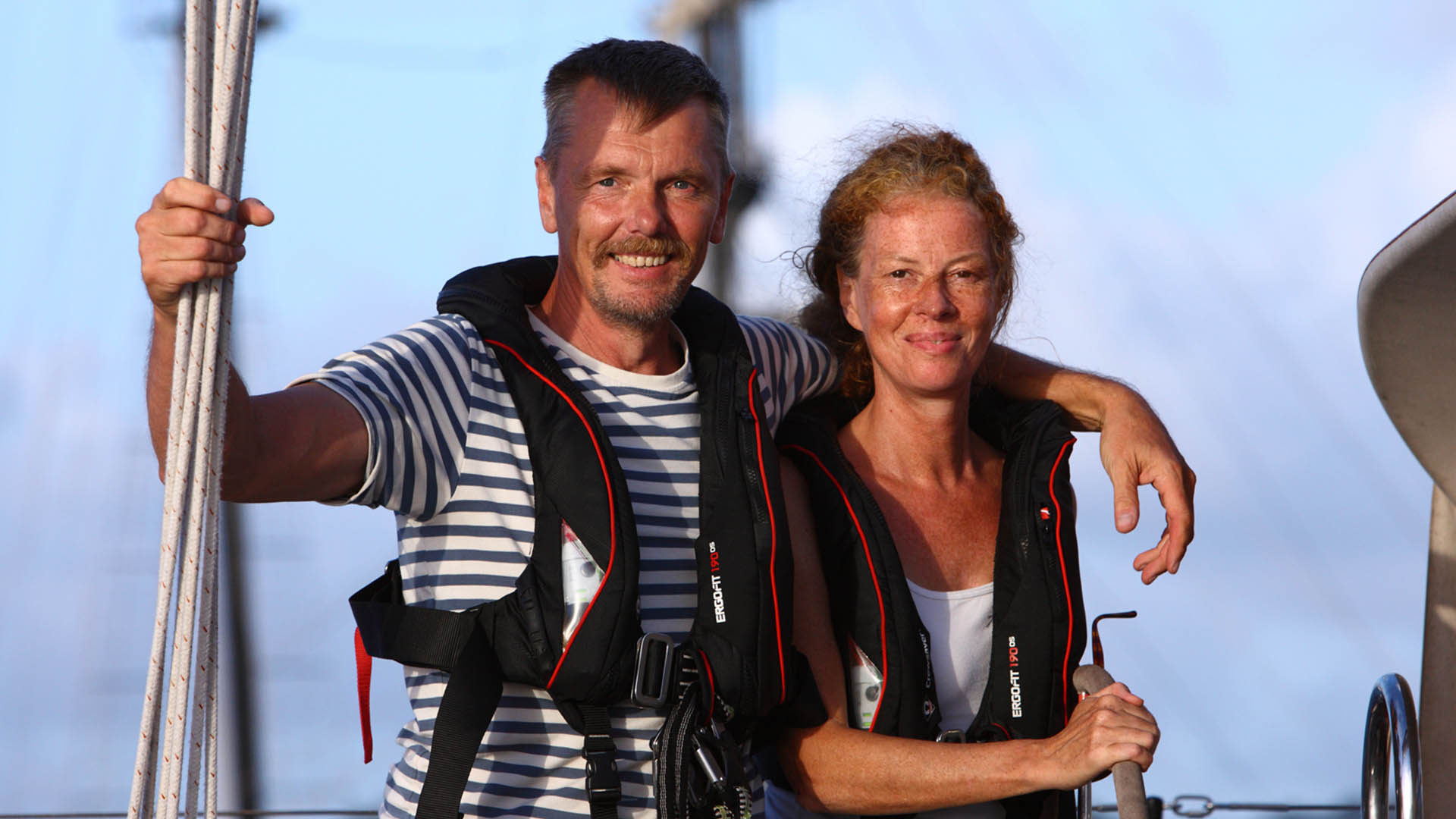 Die Weltumsegler Uta und Michael Jungclaus an Bord ihres Segelboots