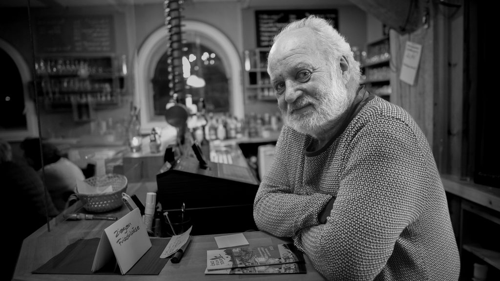 Johann Schaub als ehrenamtlicher Tresendienst im Speichercafé. Foto: Fred Pilarski