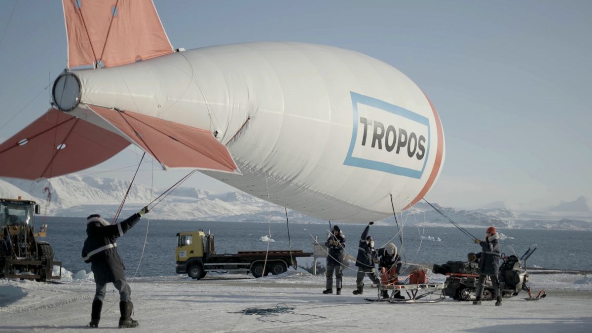 Menschen in arktischer Landschaft starten ein Mess-Luftschiff auf einer Eisfläche.