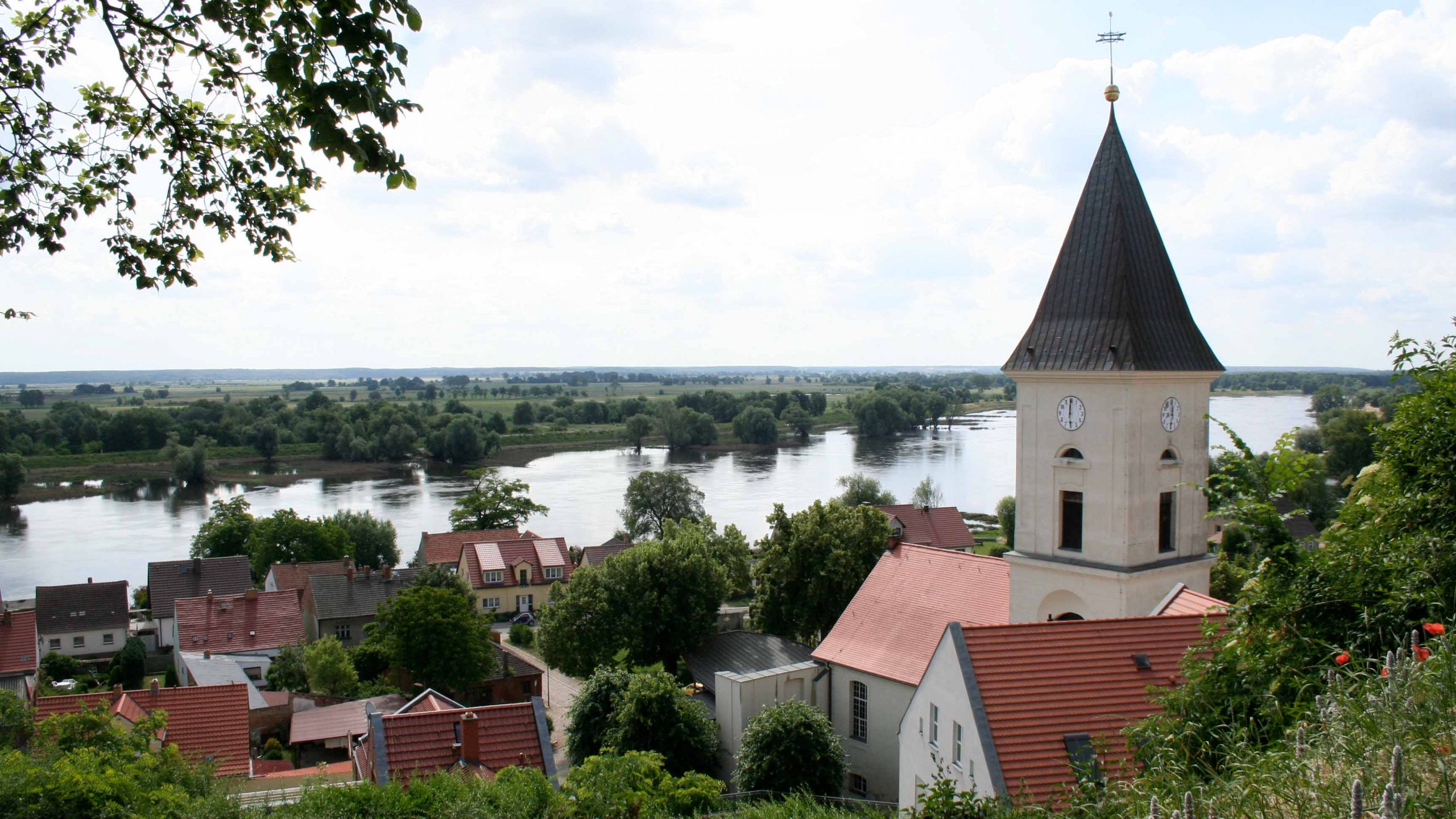 Blick auf Lebus. Im Vordergrund Kirche, im Hintergrund die Oder.